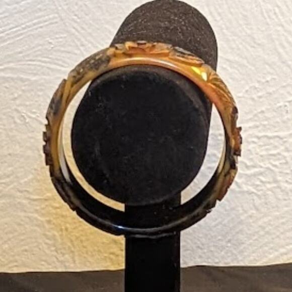 Bakelite! Rare Carved Translucent End of Day Roses Bakelite Bangle Bracelet - Picture 2 of 16